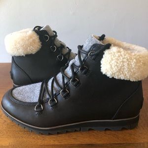 Sorel leather snow boots. Sherpa trim, waterproof, anti-slip sole. Never worn.